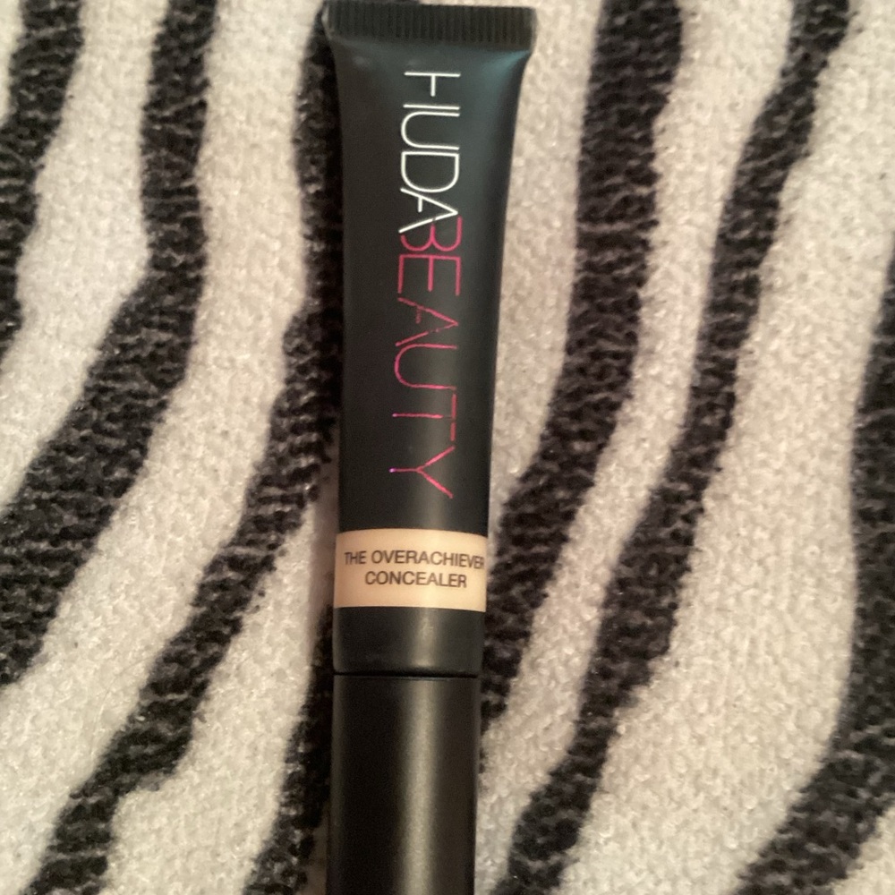 Huda Beauty the overachiever concealer